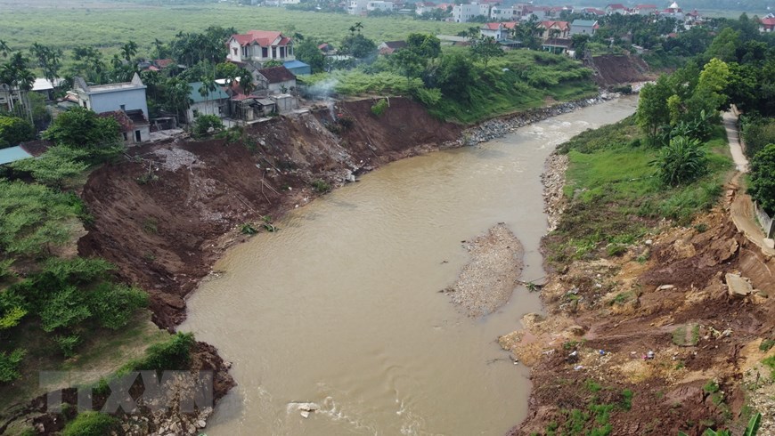 Hình ảnh Sạt lở đất nghiêm trọng ở Phú Thọ do mưa lớn kéo dài | Môi trường | Vietnam+ (VietnamPlus)
