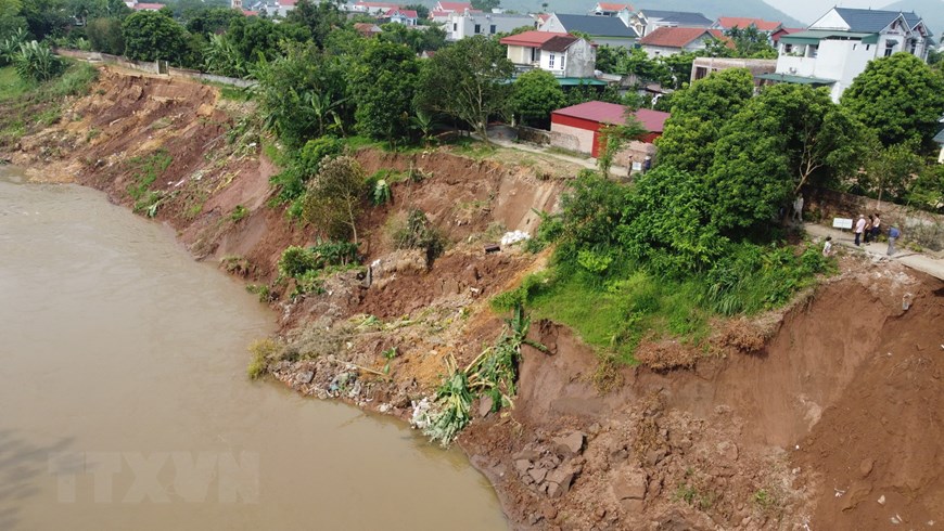 Hình ảnh Sạt lở đất nghiêm trọng ở Phú Thọ do mưa lớn kéo dài | Môi trường | Vietnam+ (VietnamPlus)