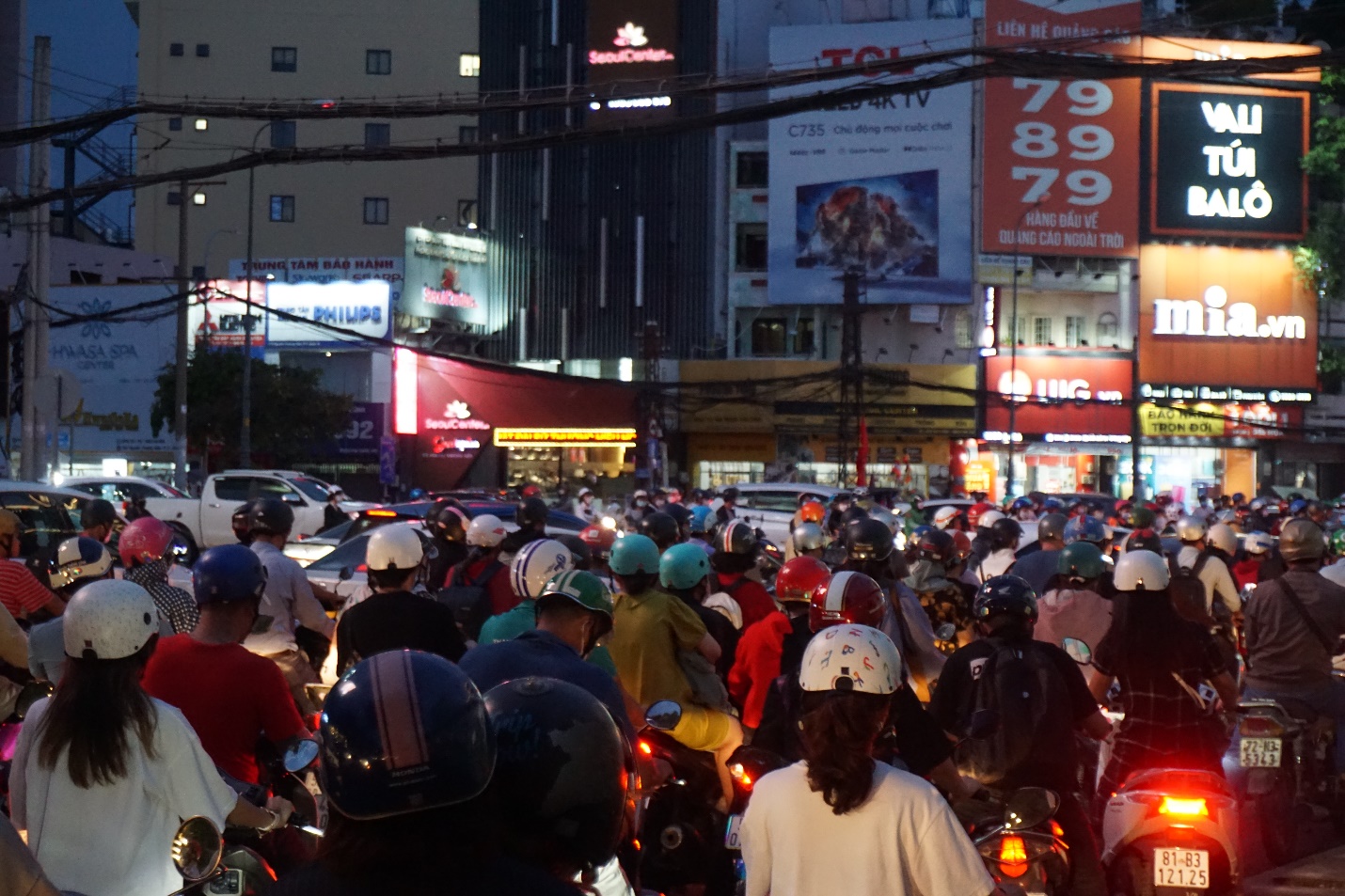 Sài Gòn nhộn nhịp đêm Giáng sinh người dân lâu lắm mới lại thấy kẹt xe