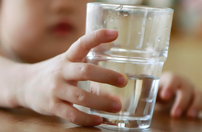 3 thời điểm uống nước tốt cho sức khỏe của trẻ - Ảnh 1.