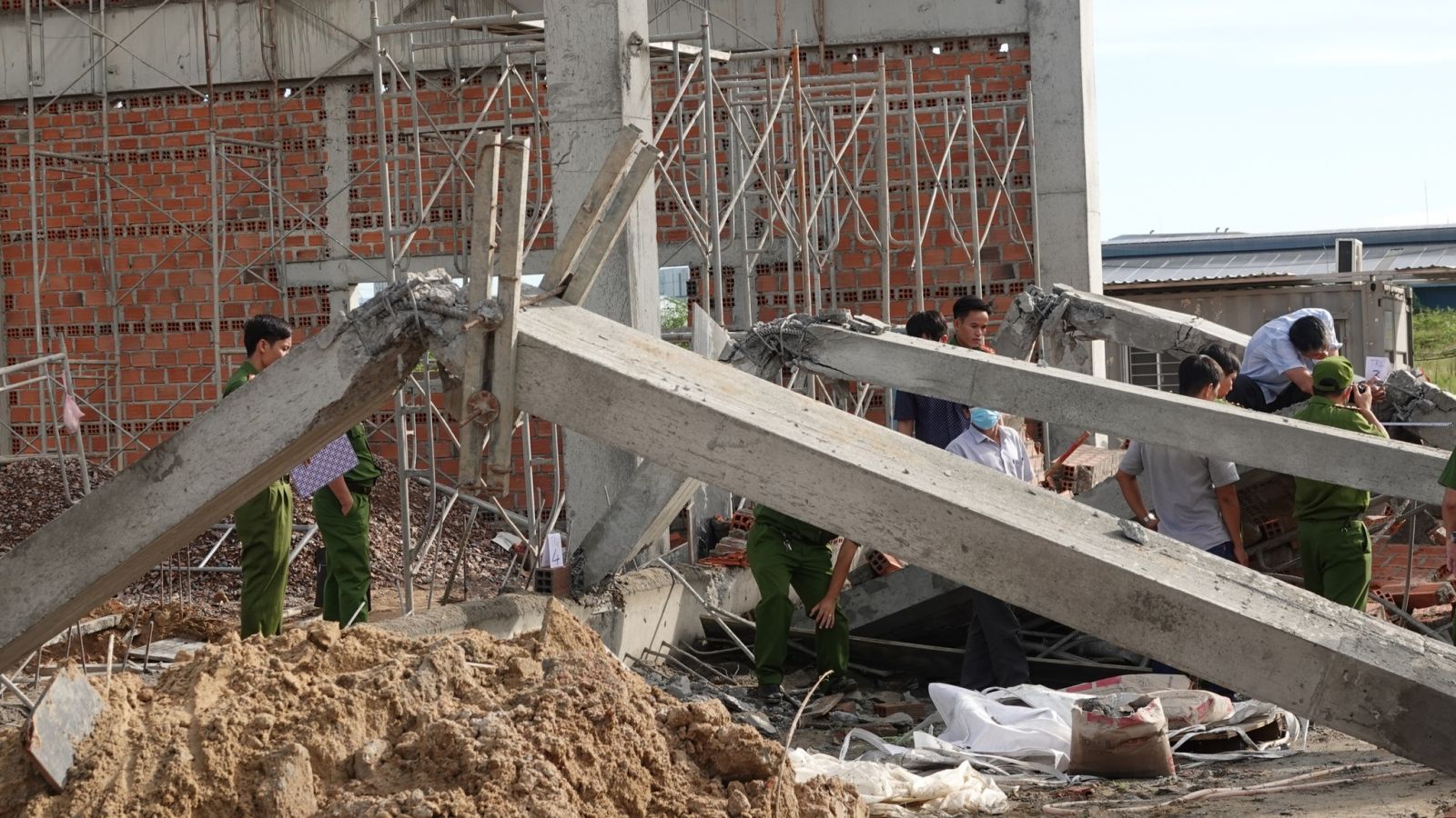 Bộ Xây dựng đề nghị đình chỉ thi công công trình bị sập tại Bình Định