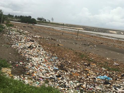 Rác thải nhựa tại khu vực bờ biển Hải Hậu - Nam Định