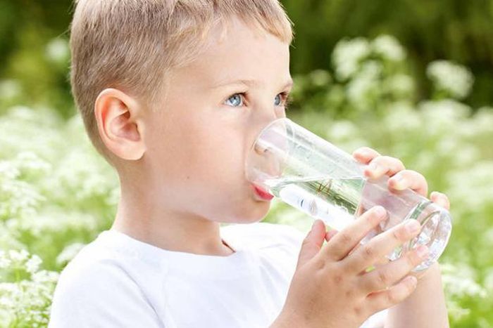 Trẻ 6 tuổi cần uống 6 ly nước mỗi ngày. Ảnh minh họa