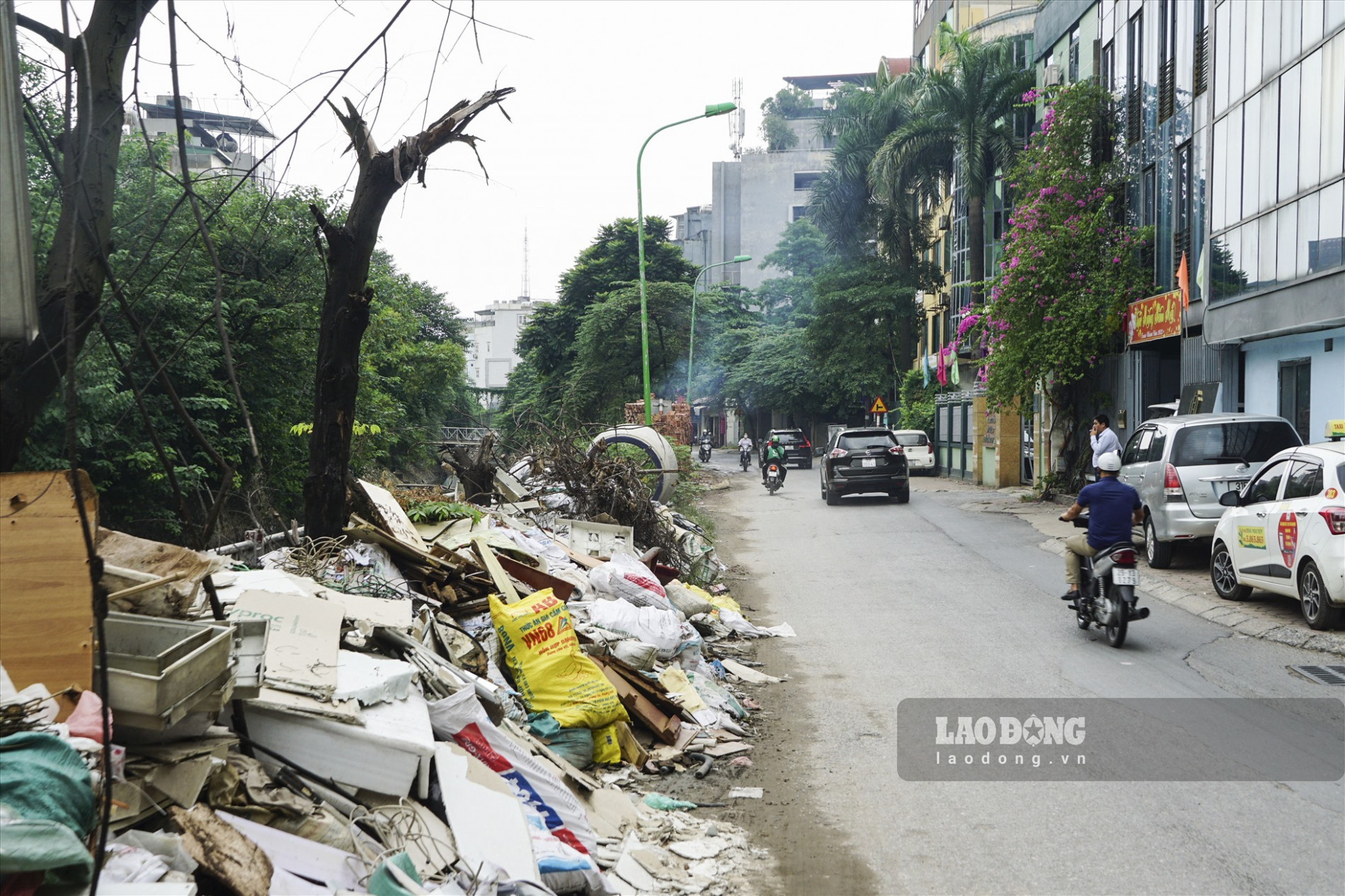 Ngõ 120 Trường Chinh ngập ngụa trong rác thải và phế liệu xây dựng.