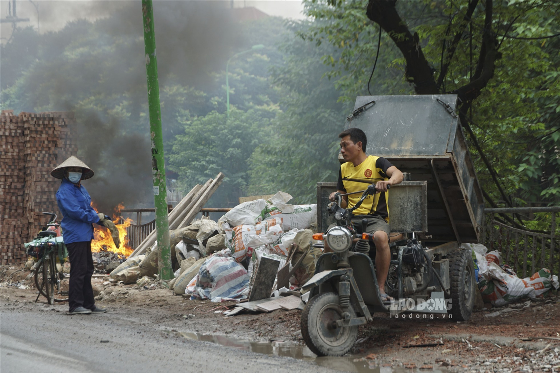 Người dân vô tư đổ rác lên vỉa hè ngay giữa ban ngày tại ngõ 120 Trường Chinh.
