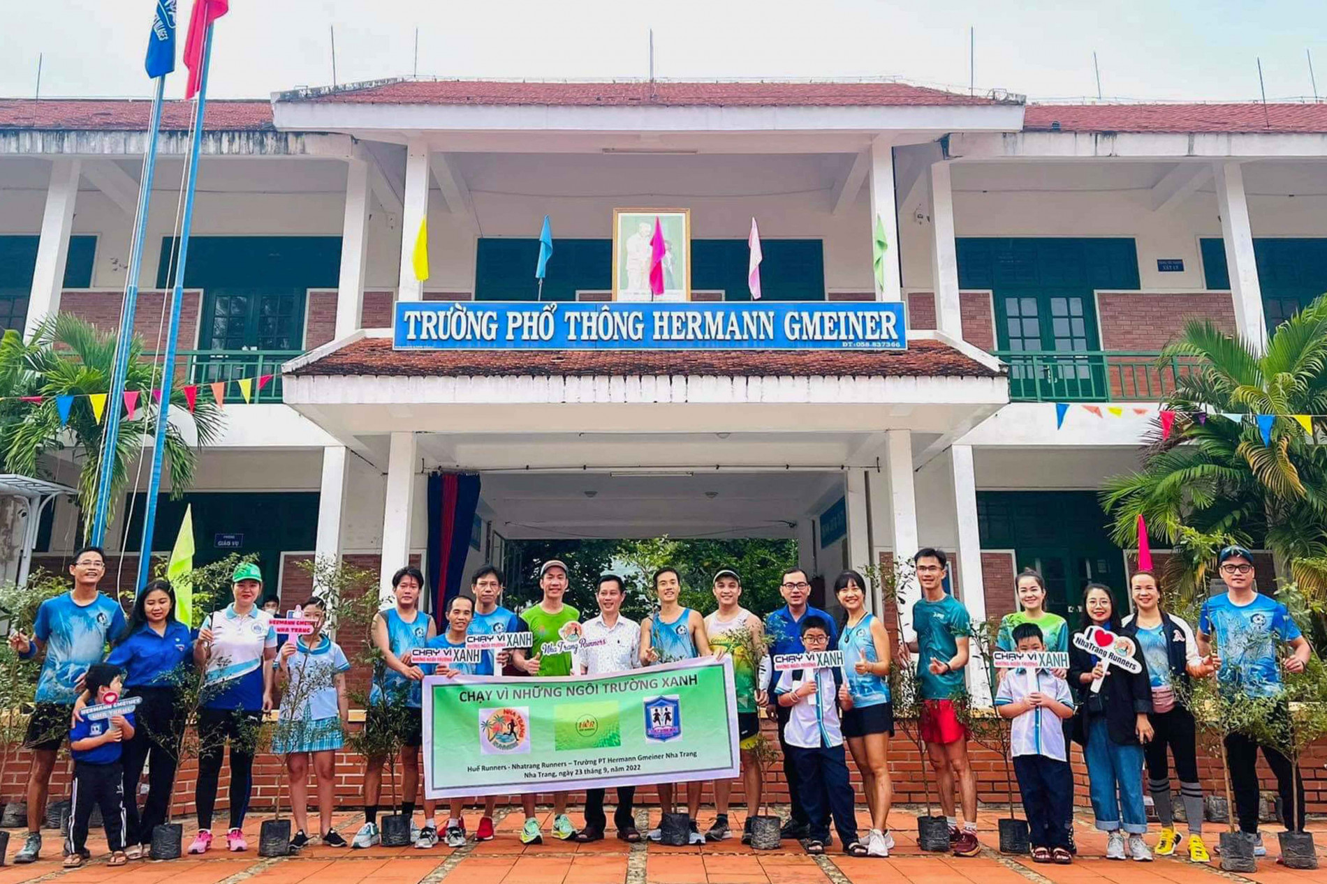 Các câu lạc bộ trao cây cho Trường Phổ thông Hermann Gmeiner Nha Trang