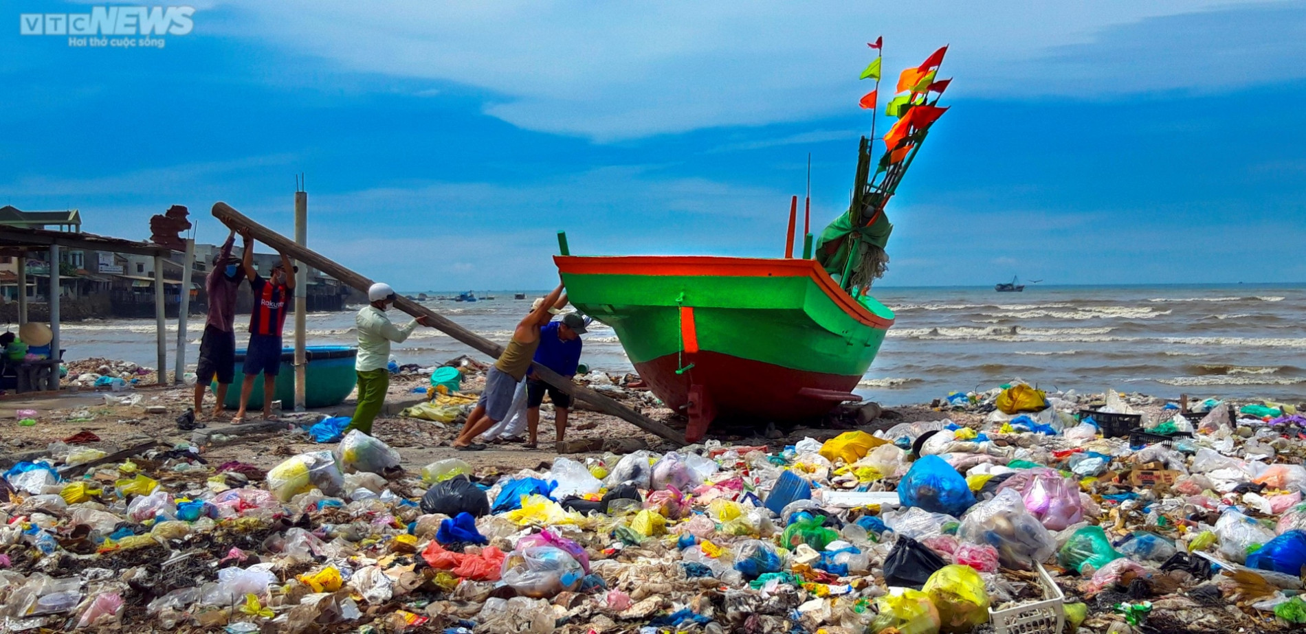 Ảnh: Chung tay dọn rác thải vì bãi biển xanh, sạch, đẹp - 7
