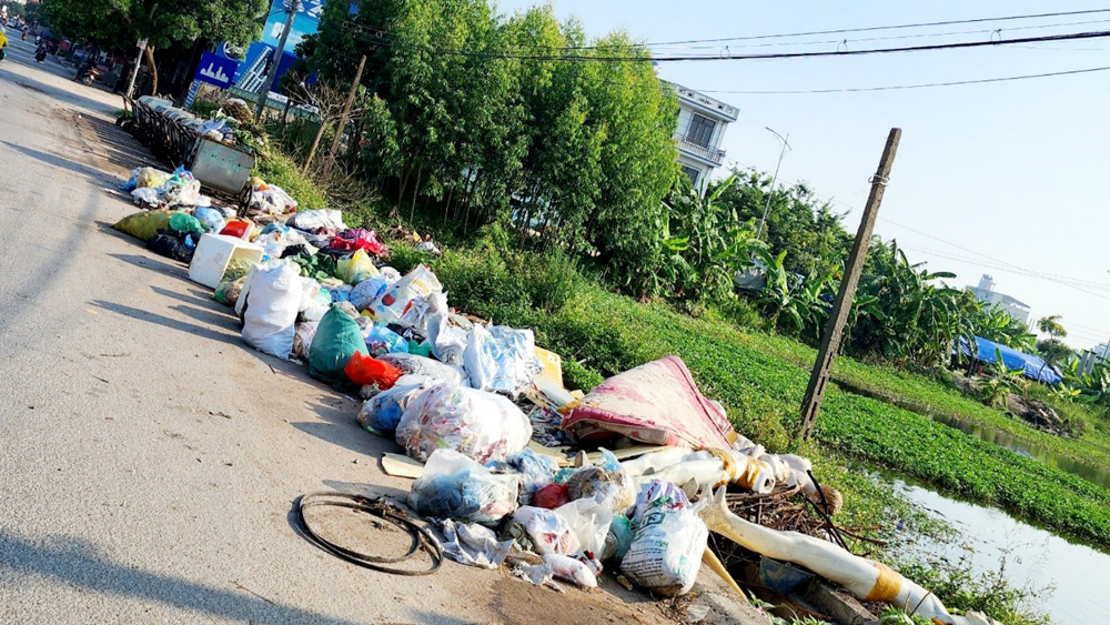 Rác thải vẫn tập kết trước cổng Trung tâm Y tế các KCN, ô nhiễm từ rác