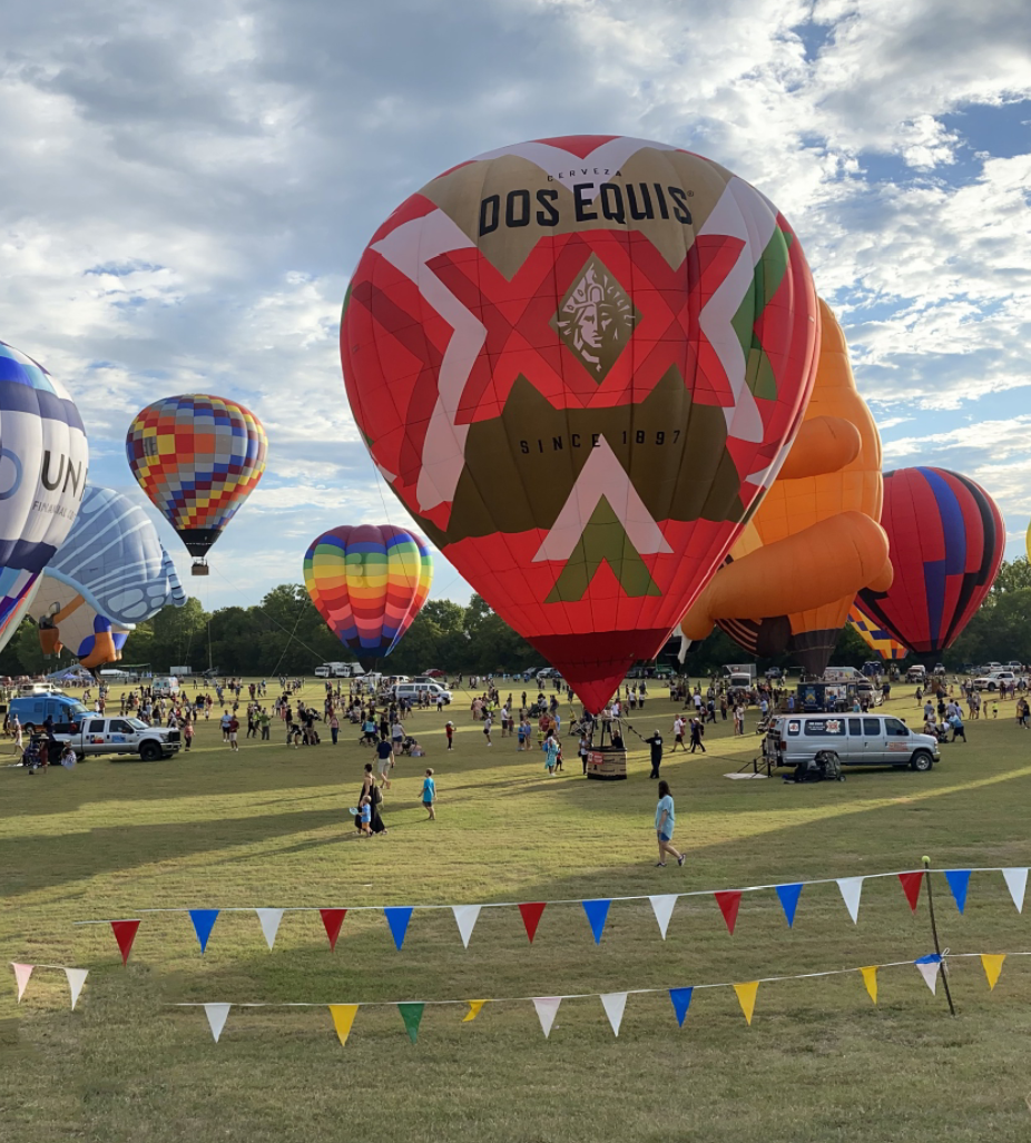 Lễ hội khinh khí cầu ở Texas là một sự kiện đầy màu sắc và sống động. Du khách sẽ được chiêm ngưỡng những chiếc khinh khí cầu khổng lồ trên bầu trời xanh rực rỡ. Đây chắc chắn là một trải nghiệm đáng nhớ không thể bỏ lỡ!