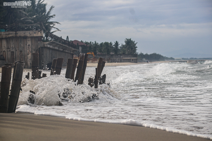 Ảnh: Bãi biển bao năm bị sóng 'ngoạm' ở Hội An trước giờ siêu bão Noru đổ bộ - 2