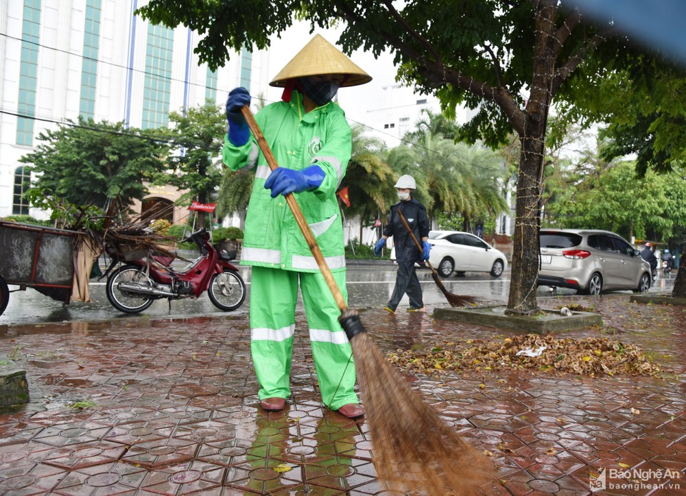 Công nhân vệ sinh môi trường dầm mưa quét dọn rác, khơi thông cống ảnh 1