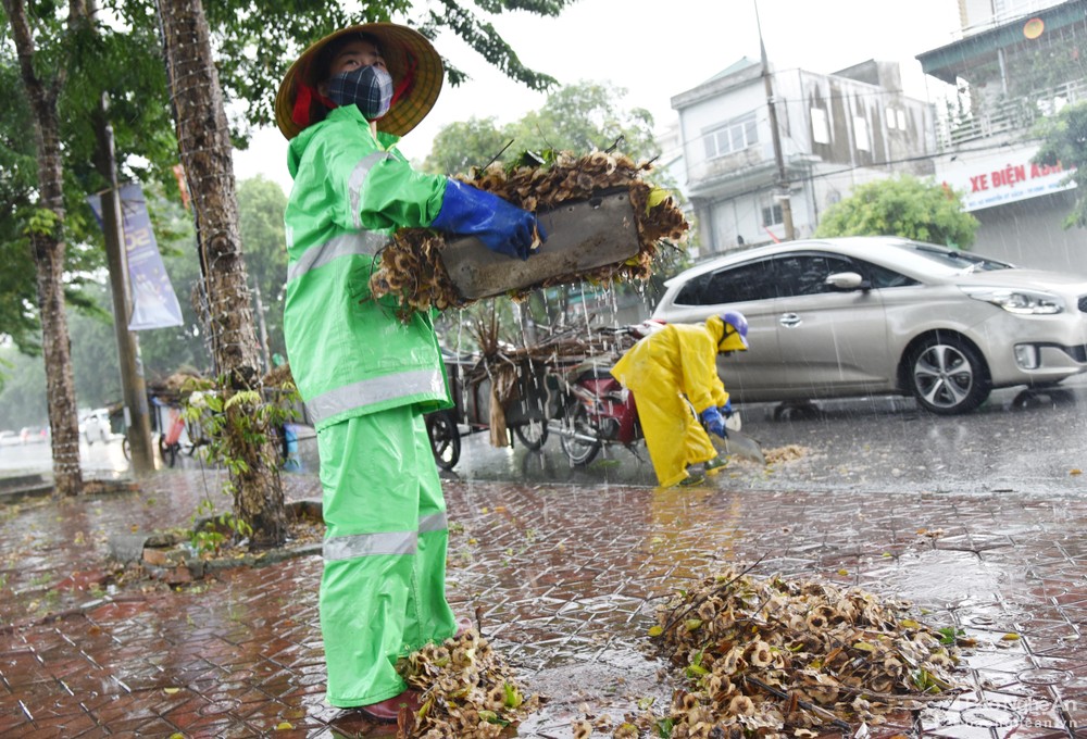 Công nhân vệ sinh môi trường dầm mưa quét dọn rác, khơi thông cống ảnh 5