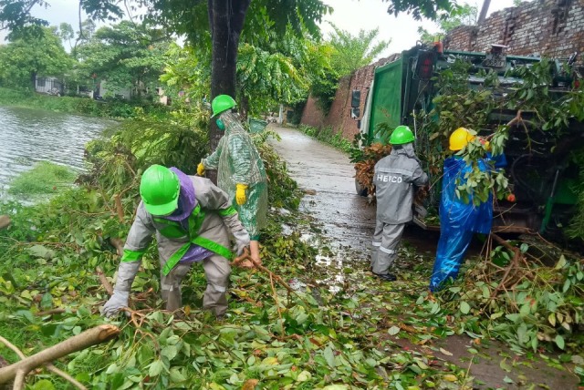 Hơn 500 công nhân ra quân vệ sinh môi trường sau bão Noru