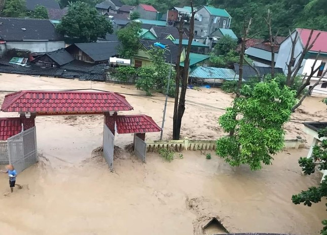 Lũ kinh hoàng đổ về huyện miền núi Nghệ An, 3 ngôi nhà bị cuốn trôi ảnh 2