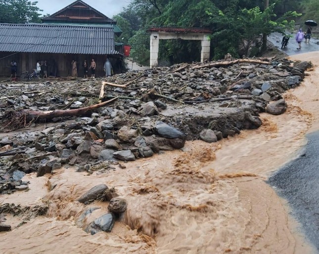 Lũ kinh hoàng đổ về huyện miền núi Nghệ An, 3 ngôi nhà bị cuốn trôi ảnh 3