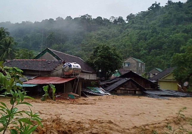 Lũ kinh hoàng đổ về huyện miền núi Nghệ An, 3 ngôi nhà bị cuốn trôi ảnh 1
