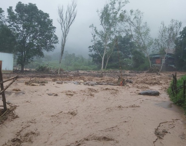 Lũ kinh hoàng đổ về huyện miền núi Nghệ An, 3 ngôi nhà bị cuốn trôi ảnh 7
