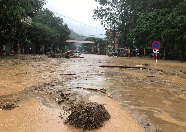 Lũ kinh hoàng đổ về huyện miền núi Nghệ An, 3 ngôi nhà bị cuốn trôi ảnh 4
