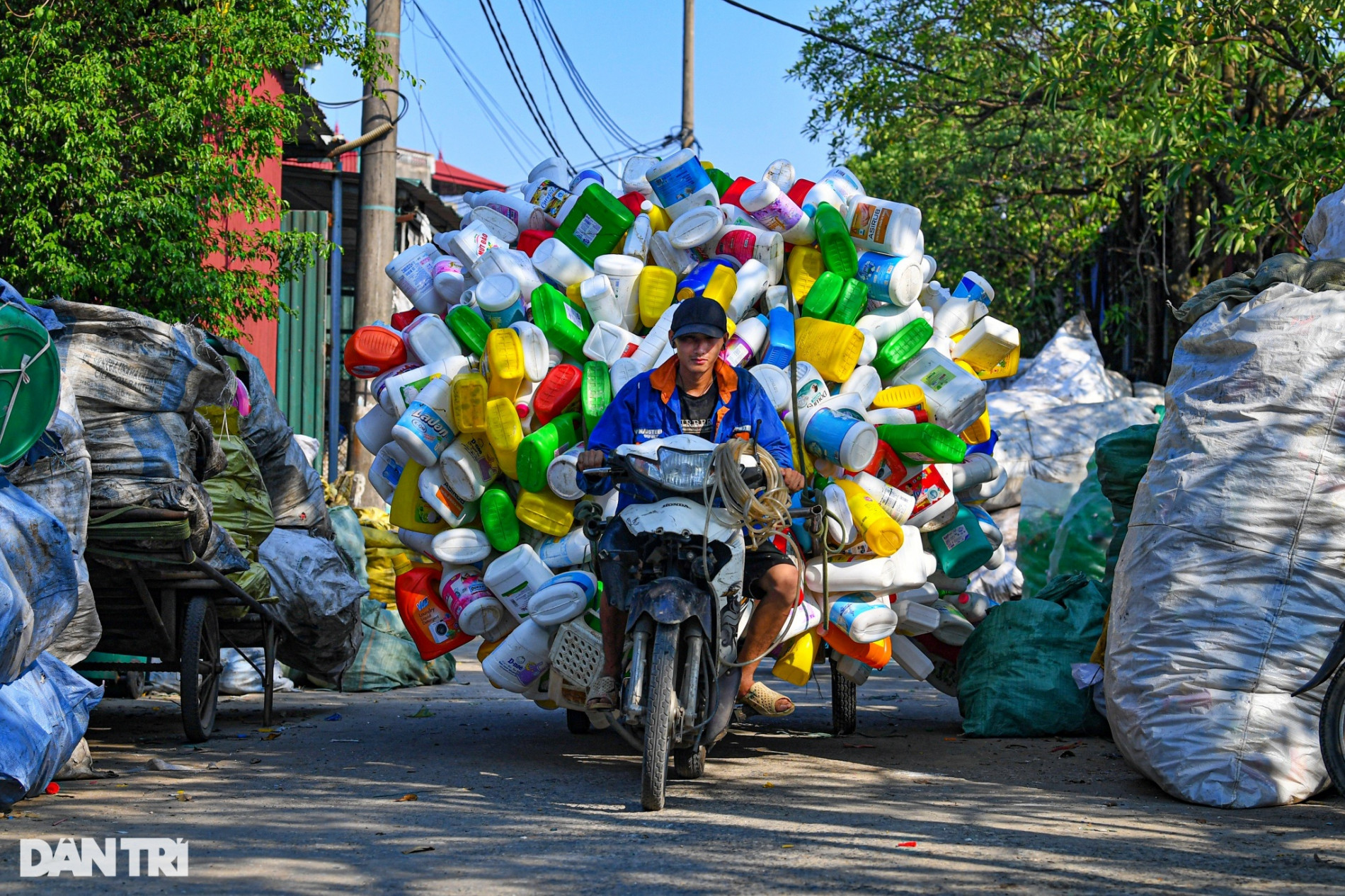 Những núi phế liệu khổng lồ bên trong ngôi làng tái chế rác thải ở Hà Nội - 2
