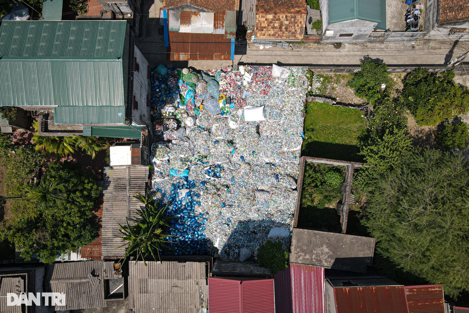 Những núi phế liệu khổng lồ bên trong ngôi làng tái chế rác thải ở Hà Nội - 5