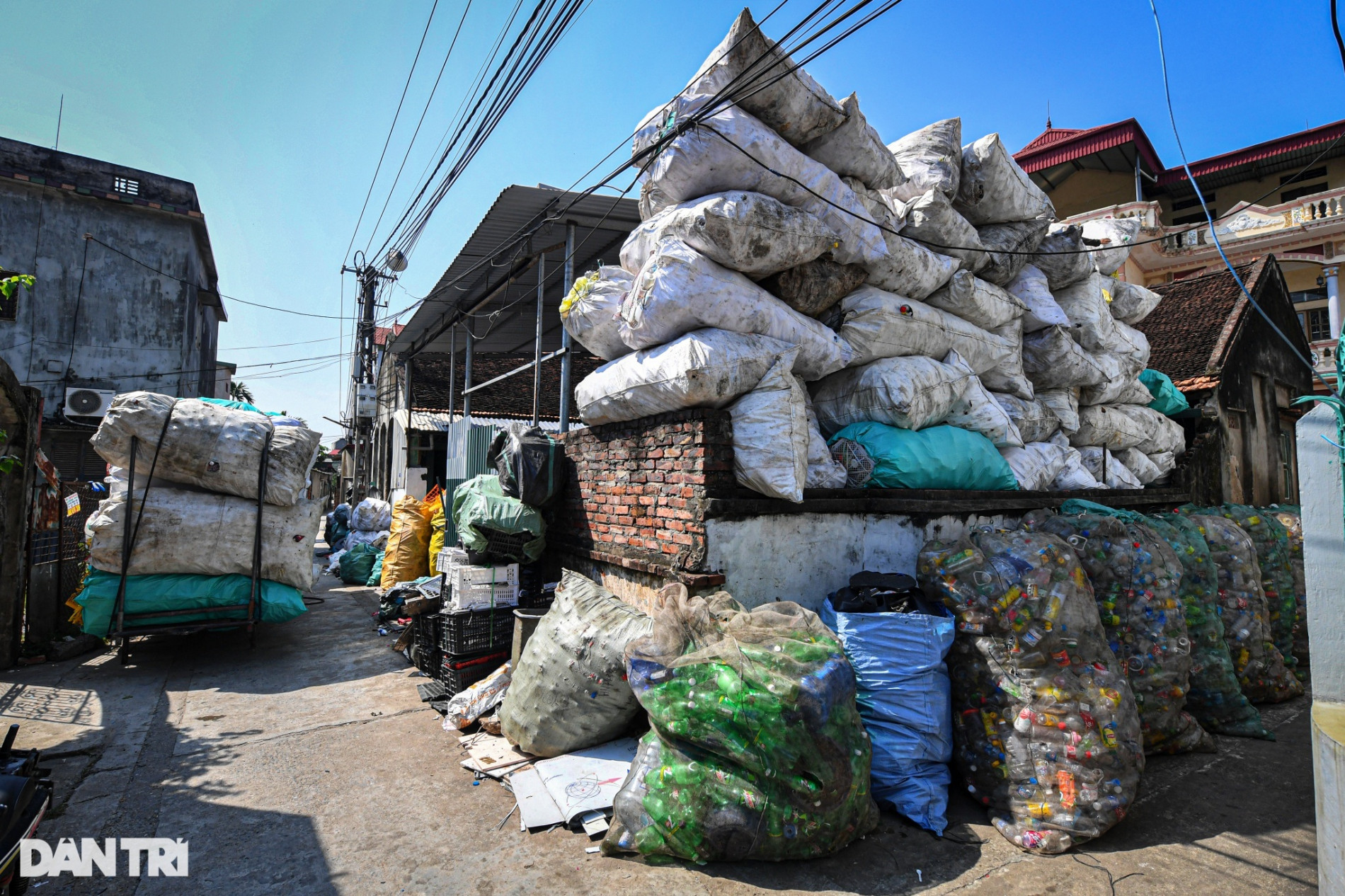 Những núi phế liệu khổng lồ bên trong ngôi làng tái chế rác thải ở Hà Nội - 6