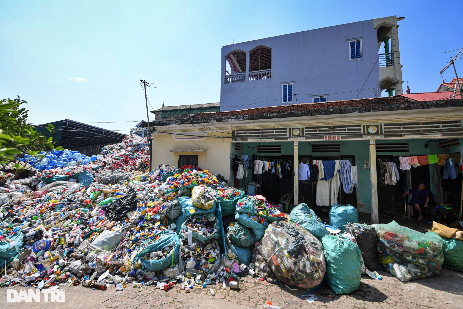 Những núi phế liệu khổng lồ bên trong ngôi làng tái chế rác thải ở Hà Nội - 7
