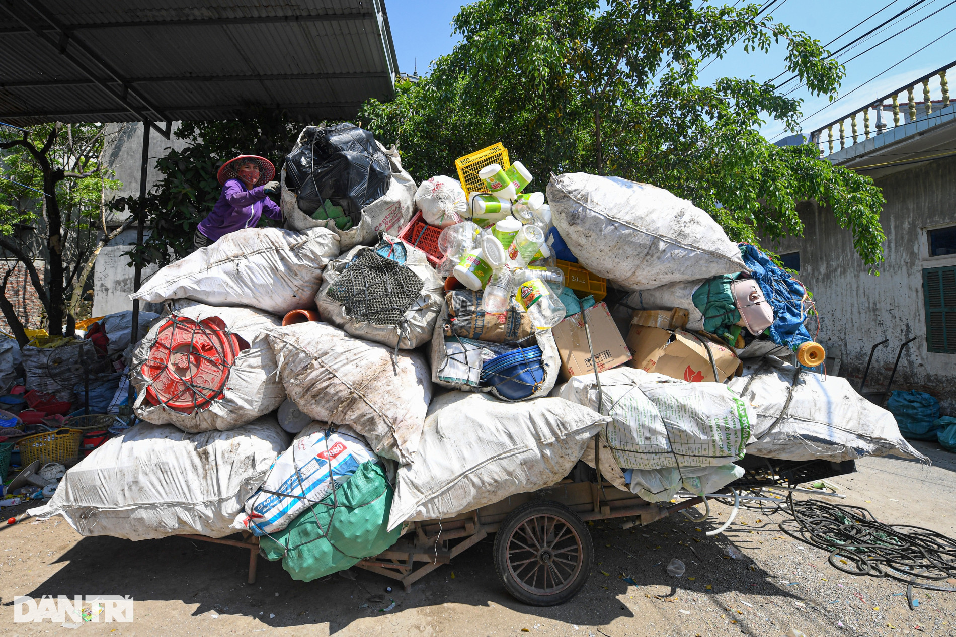 Những núi phế liệu khổng lồ bên trong ngôi làng tái chế rác thải ở Hà Nội - 9