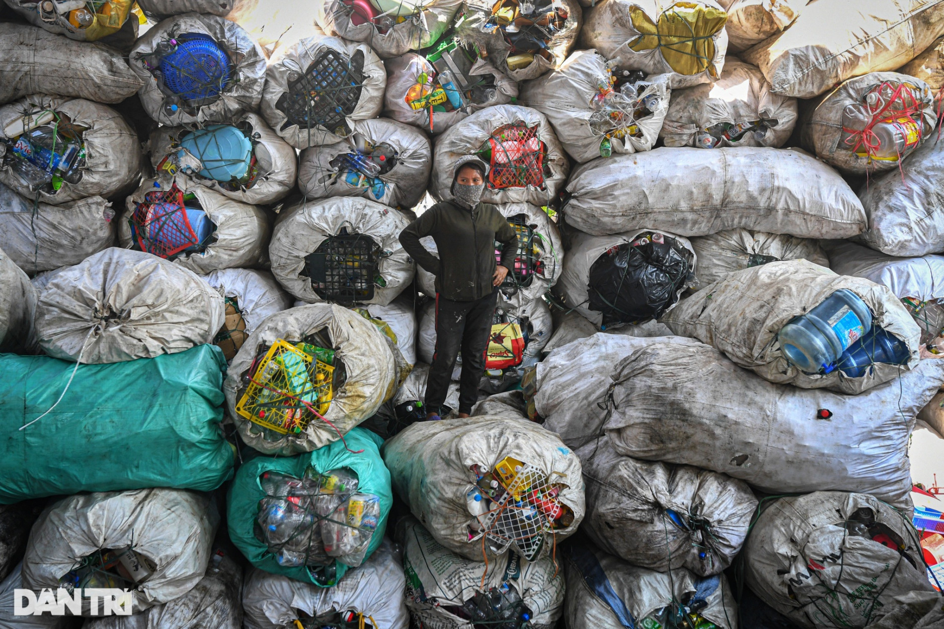 Những núi phế liệu khổng lồ bên trong ngôi làng tái chế rác thải ở Hà Nội - 11