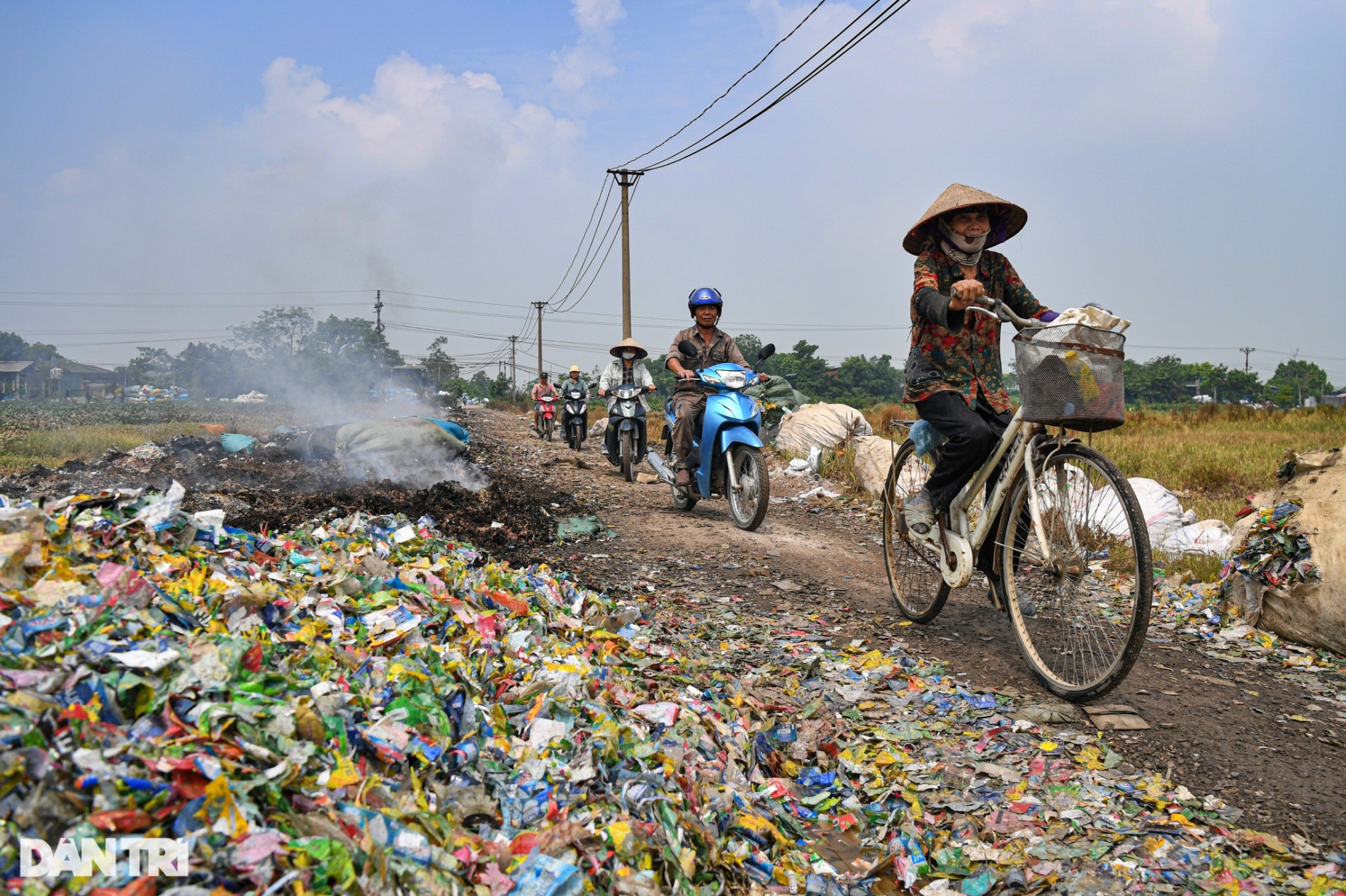 Những núi phế liệu khổng lồ bên trong ngôi làng tái chế rác thải ở Hà Nội - 13
