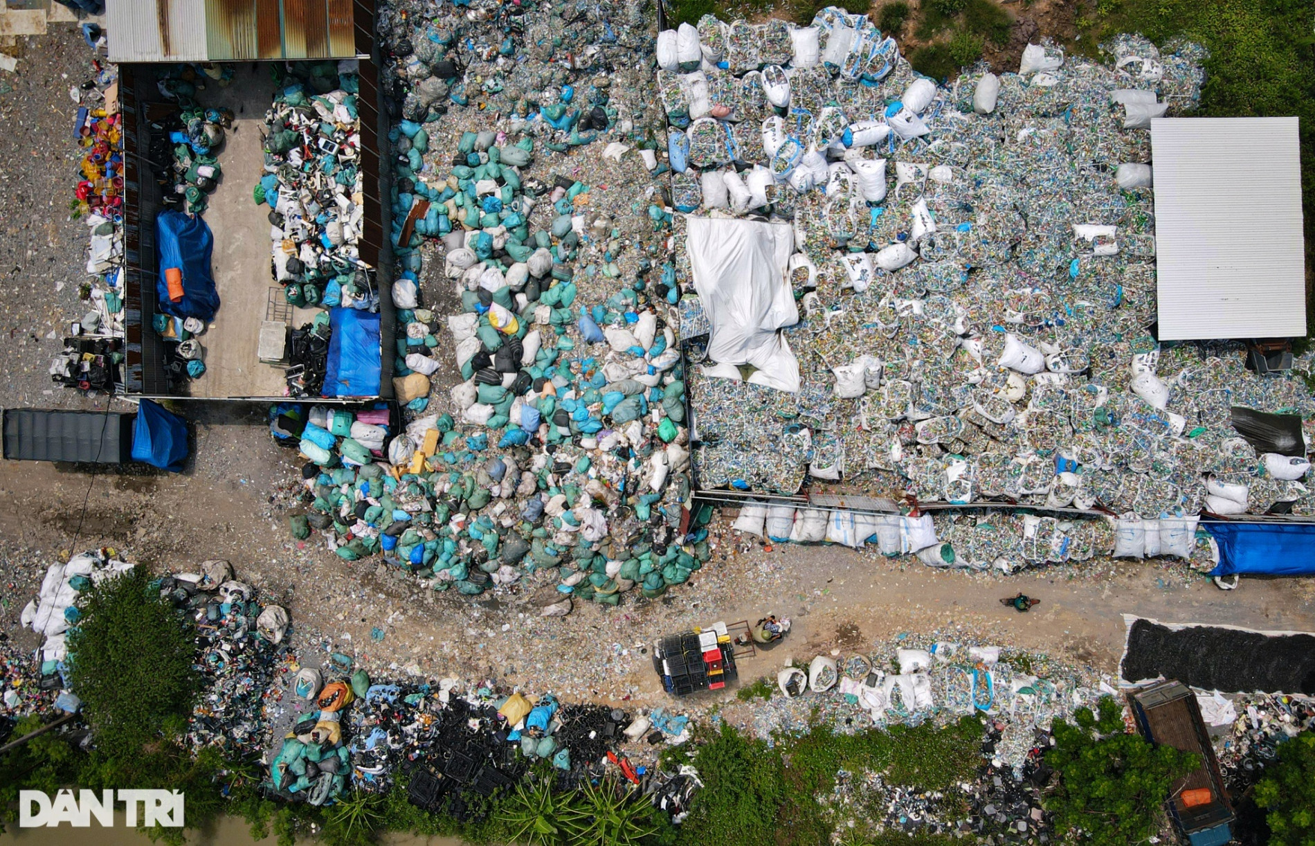 Những núi phế liệu khổng lồ bên trong ngôi làng tái chế rác thải ở Hà Nội - 18