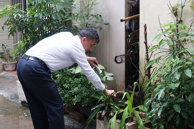 Lãnh đạo TTYT huyện Thạch Thất kiểm tra vật dụng chứa nước để ngoài trời.