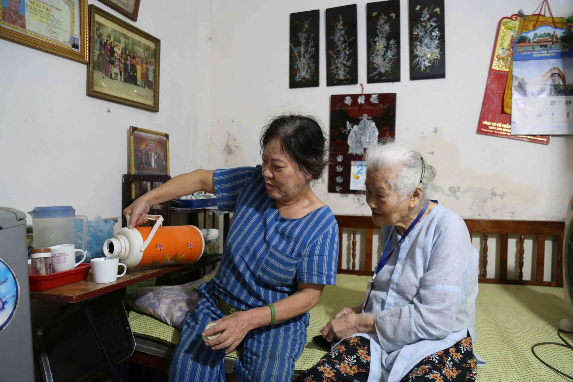 Nữ &amp;quot;phu rác&amp;quot; 67 tuổi ở Hà Nội: Ngày nào nghỉ, mẹ tôi phải nhịn thuốc - Ảnh 1.