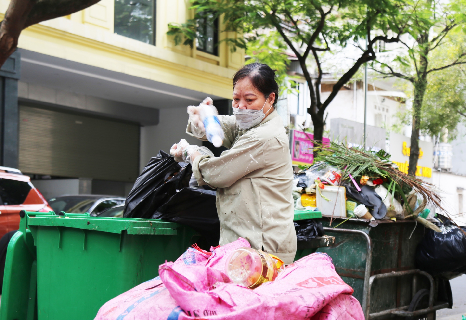 Nữ &amp;quot;phu rác&amp;quot; 67 tuổi ở Hà Nội: Ngày nào nghỉ, mẹ tôi phải nhịn thuốc - Ảnh 5.