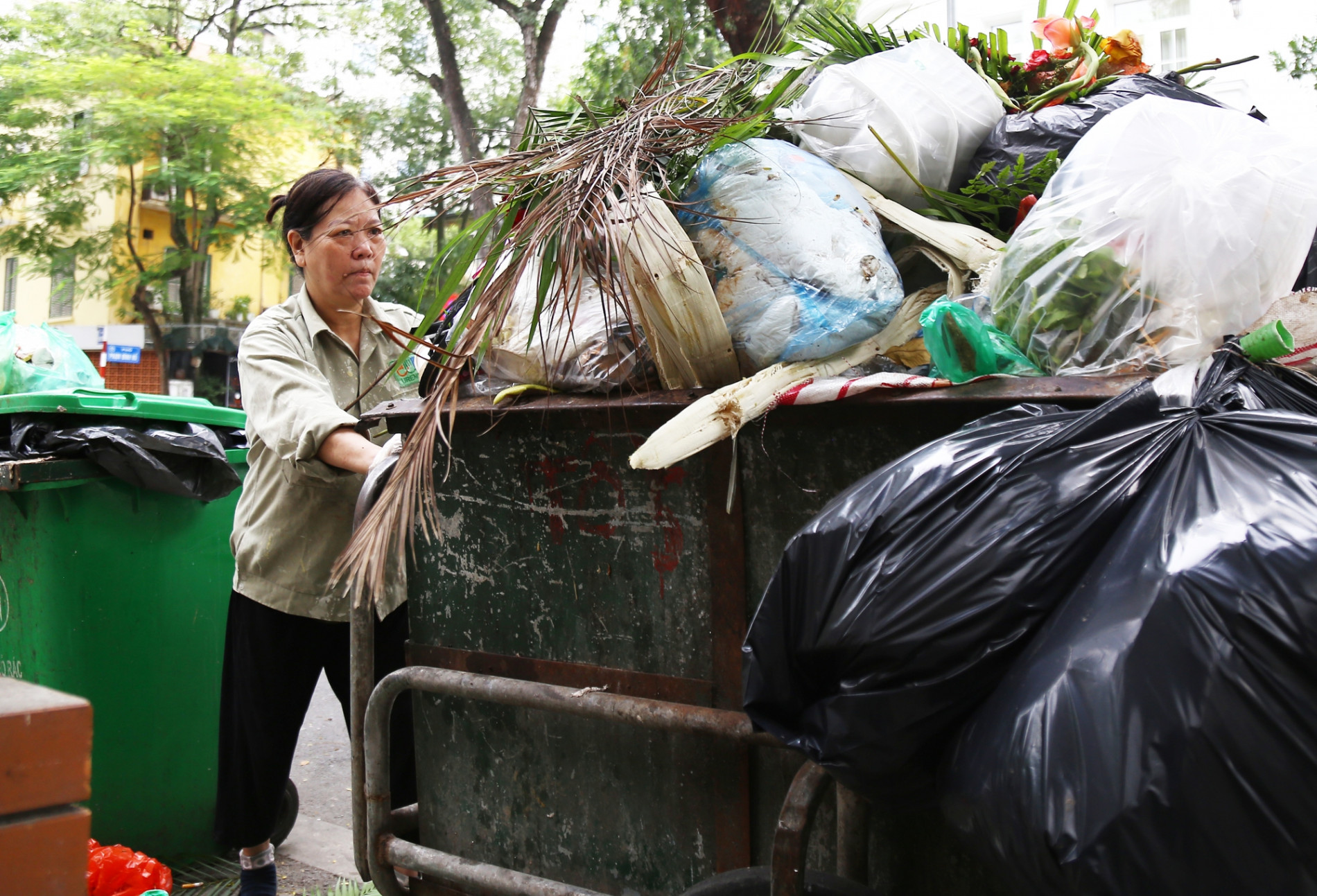 Nữ &amp;quot;phu rác&amp;quot; 67 tuổi ở Hà Nội: Ngày nào nghỉ, mẹ tôi phải nhịn thuốc - Ảnh 9.