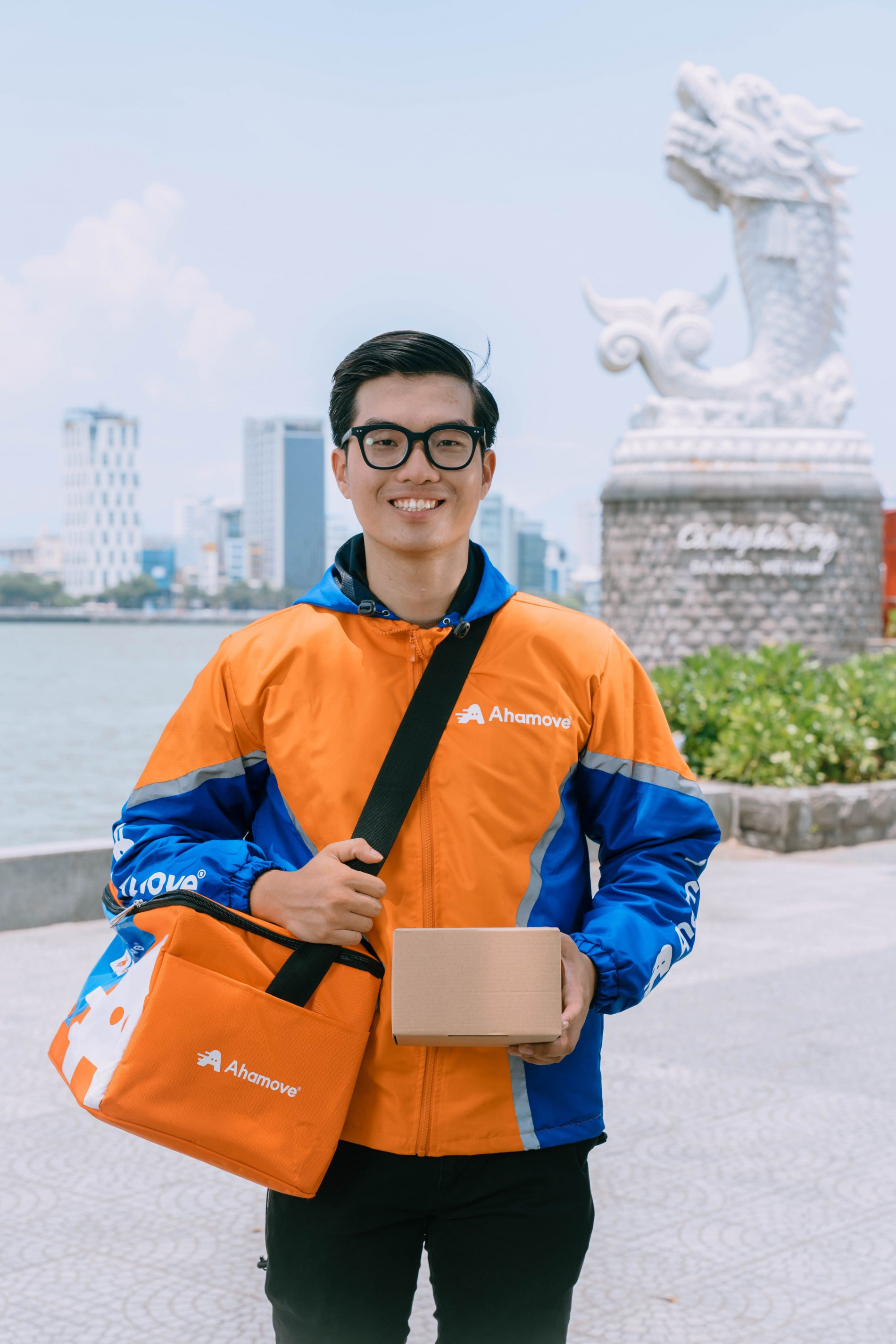 Dịch vụ giao hàng ‘xanh’ AhaFast nổi bật trên đường phố Đà Nẵng
