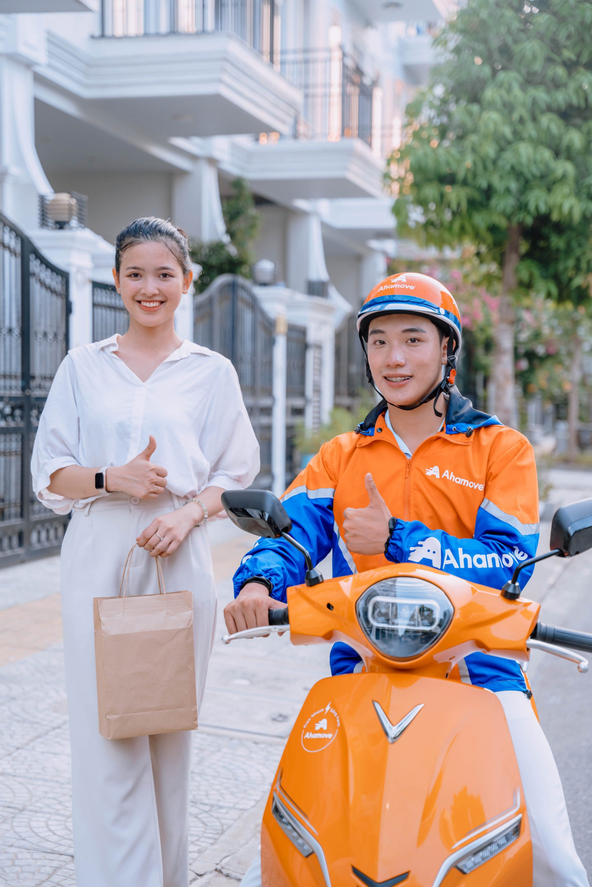 Dịch vụ giao hàng ‘xanh’ AhaFast nổi bật trên đường phố Đà Nẵng