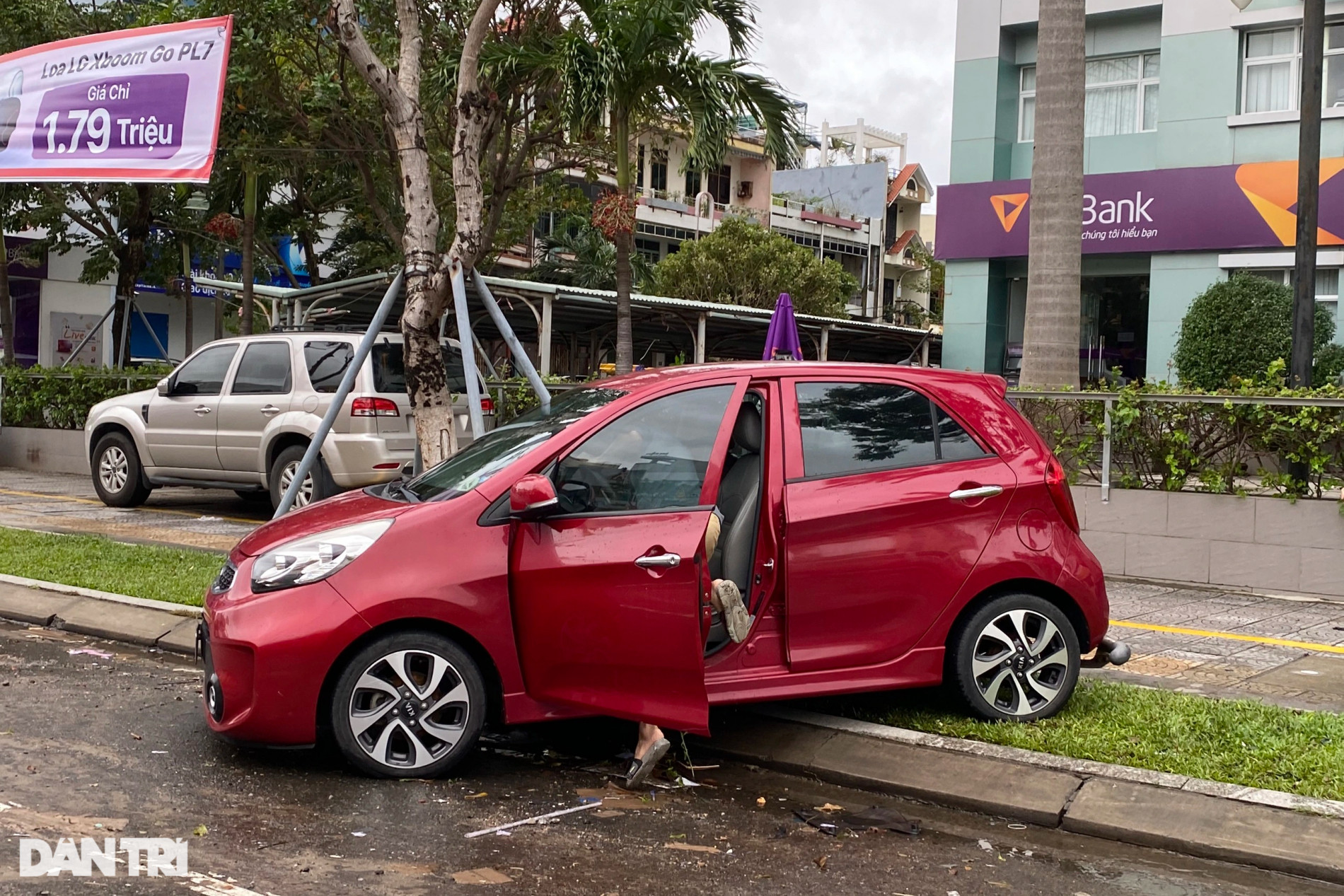 Đường phố Đà Nẵng ngổn ngang hàng trăm ôtô chết máy sau khi nước rút - 2