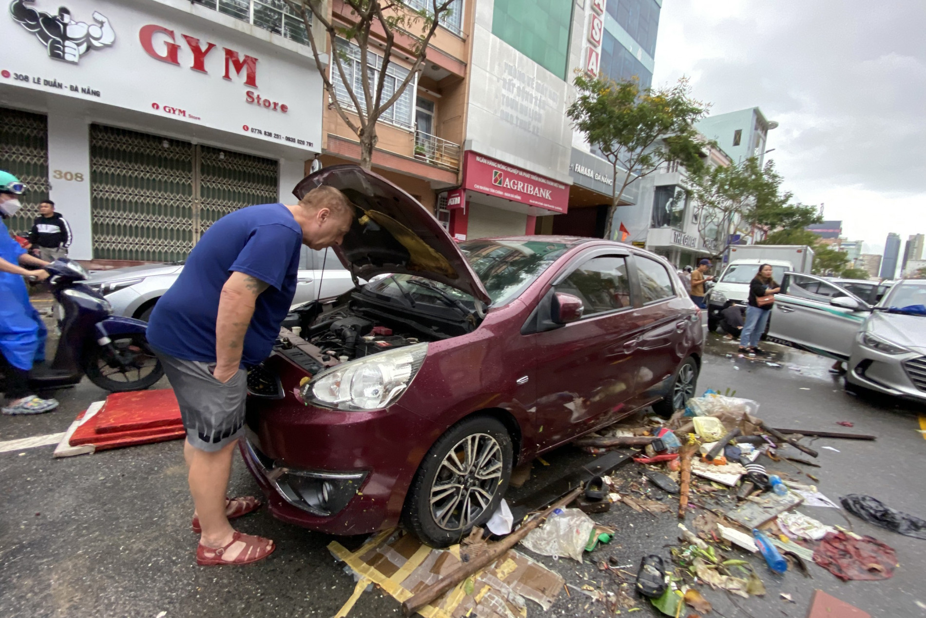 Đường phố Đà Nẵng ngổn ngang hàng trăm ôtô chết máy sau khi nước rút - 3