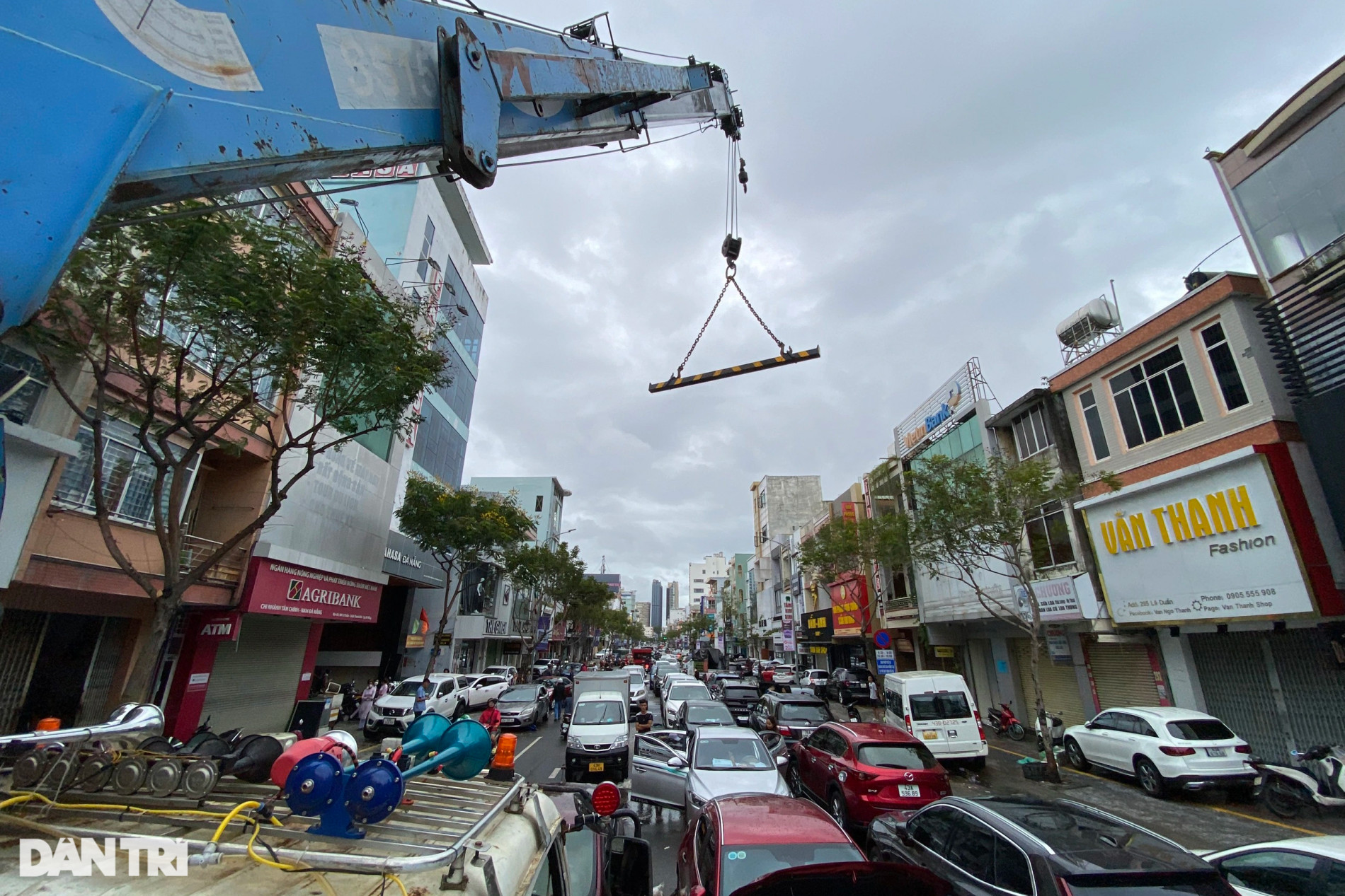Đường phố Đà Nẵng ngổn ngang hàng trăm ôtô chết máy sau khi nước rút - 5