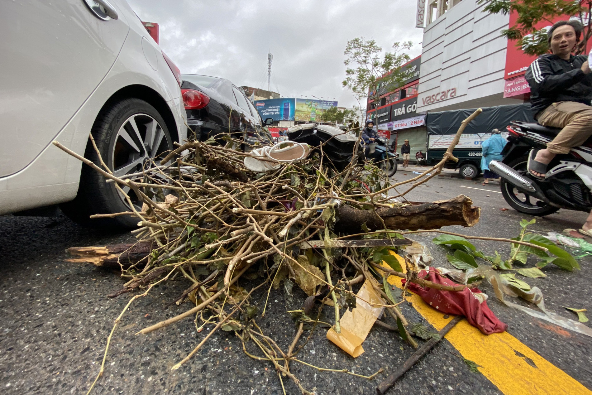 Đường phố Đà Nẵng ngổn ngang hàng trăm ôtô chết máy sau khi nước rút - 4