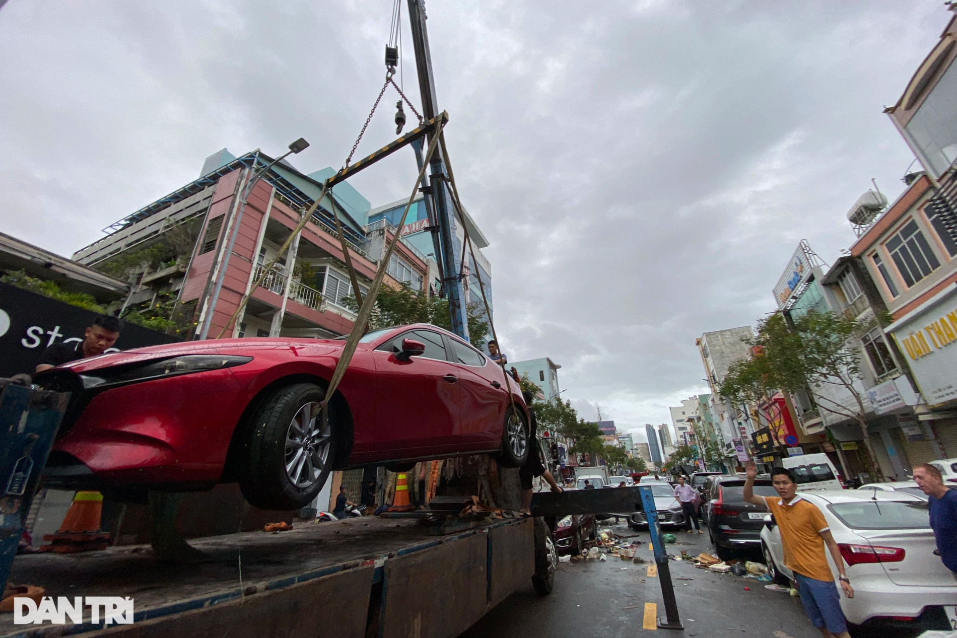 Đường phố Đà Nẵng ngổn ngang hàng trăm ôtô chết máy sau khi nước rút - 7