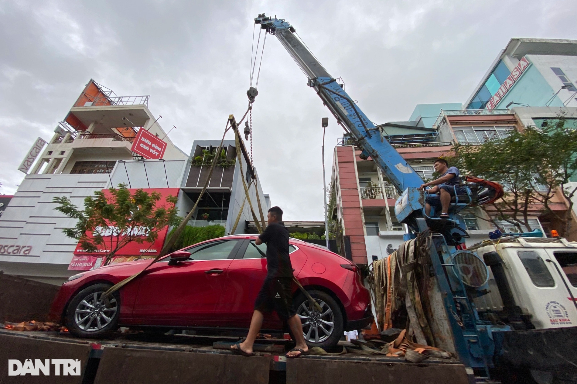 Đường phố Đà Nẵng ngổn ngang hàng trăm ôtô chết máy sau khi nước rút - 8