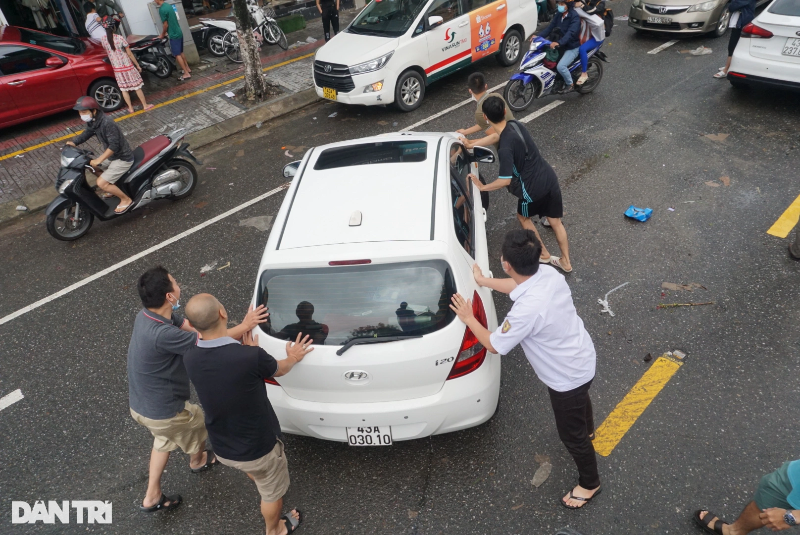 Đường phố Đà Nẵng ngổn ngang hàng trăm ôtô chết máy sau khi nước rút - 9