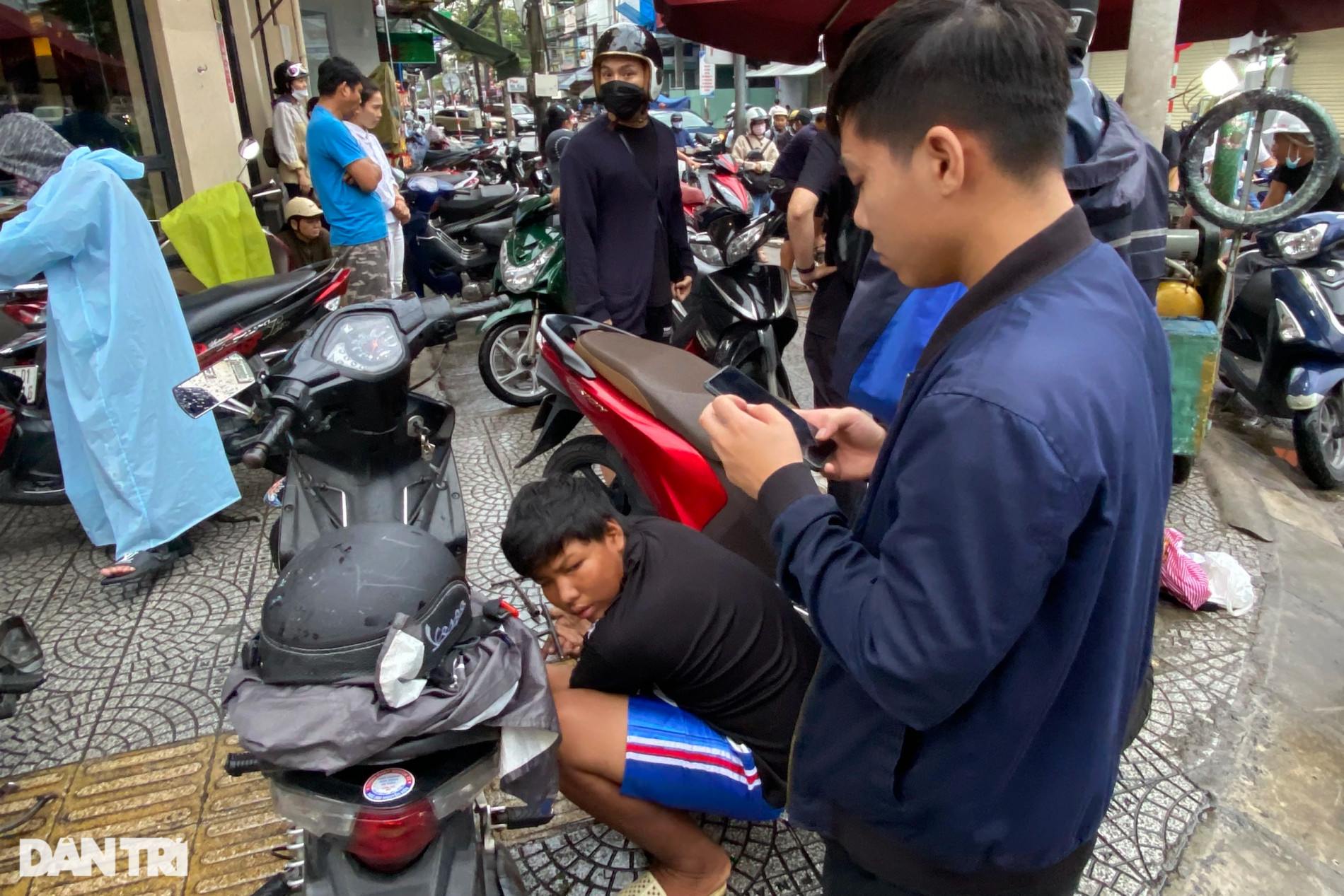 Đường phố Đà Nẵng ngổn ngang hàng trăm ôtô chết máy sau khi nước rút - 10
