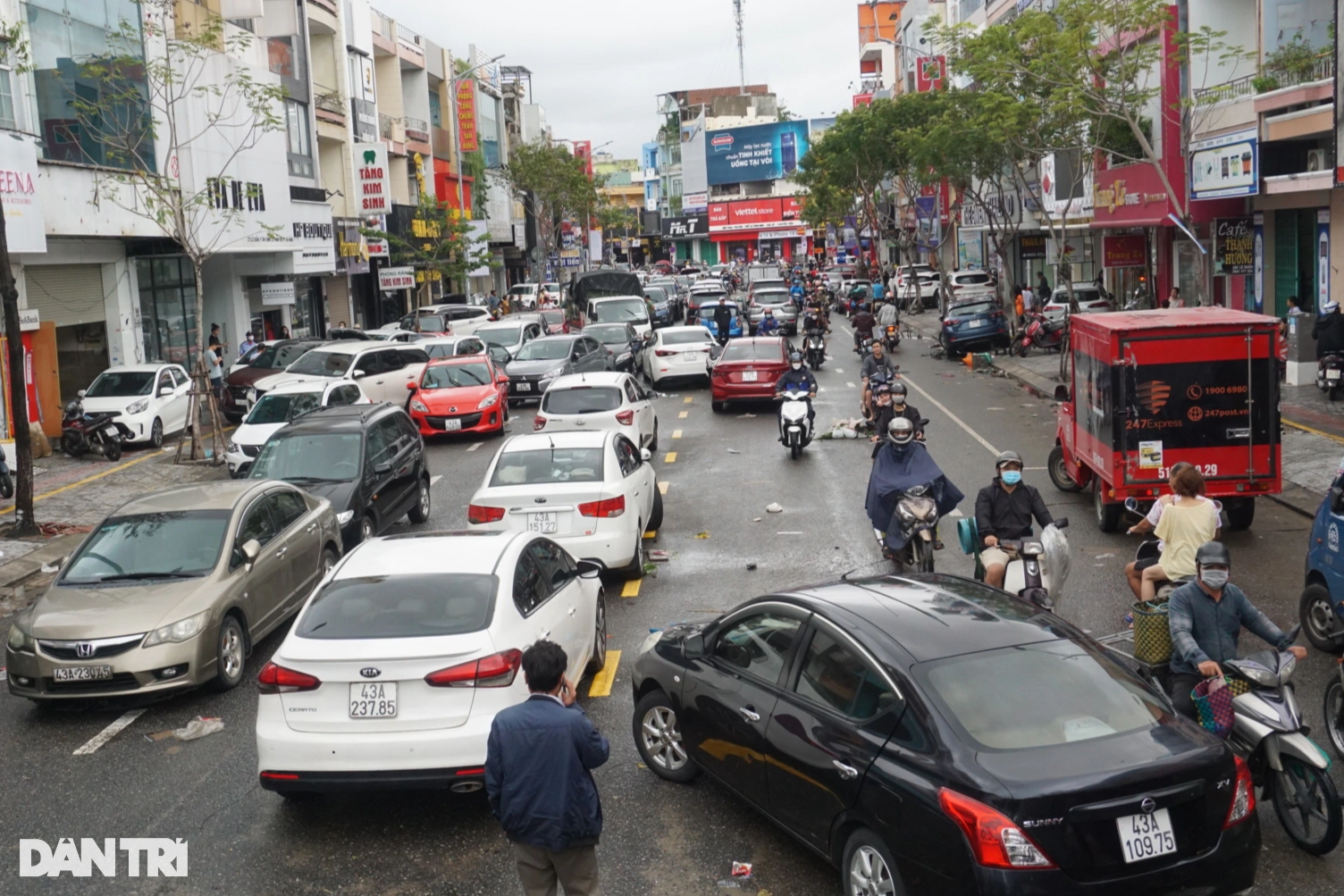 Đường phố Đà Nẵng ngổn ngang hàng trăm ôtô chết máy sau khi nước rút - 12