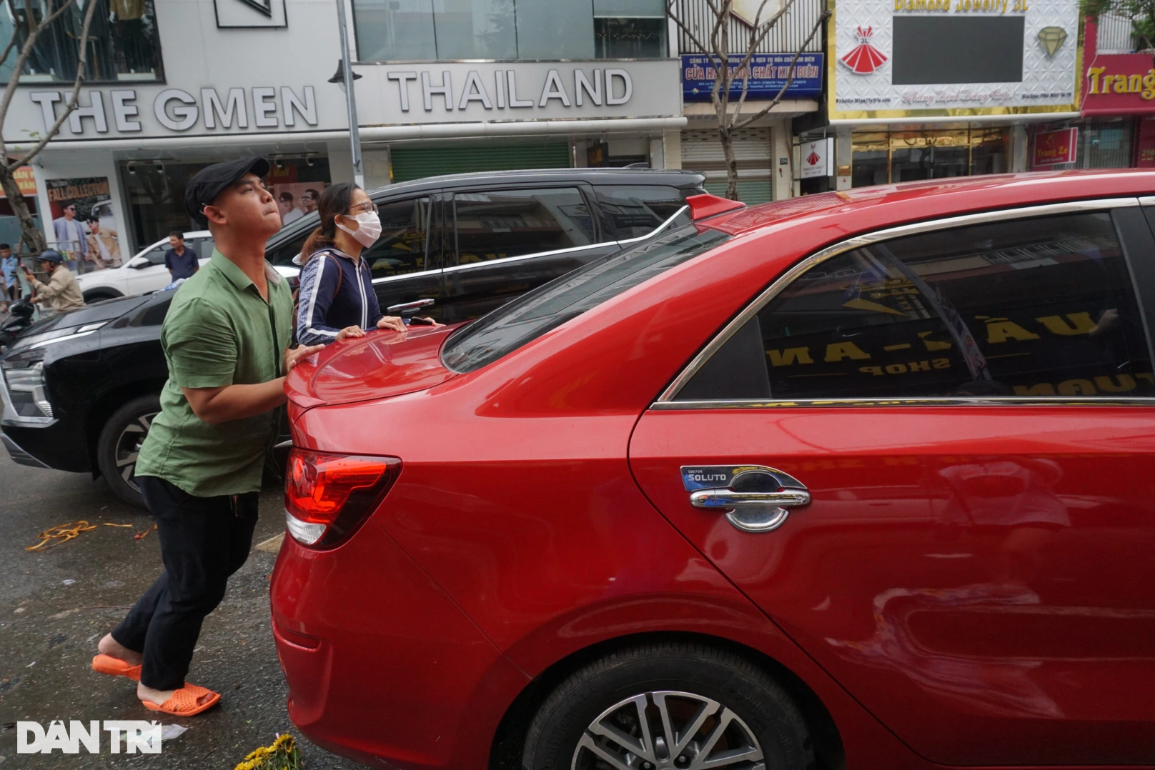 Đường phố Đà Nẵng ngổn ngang hàng trăm ôtô chết máy sau khi nước rút - 11