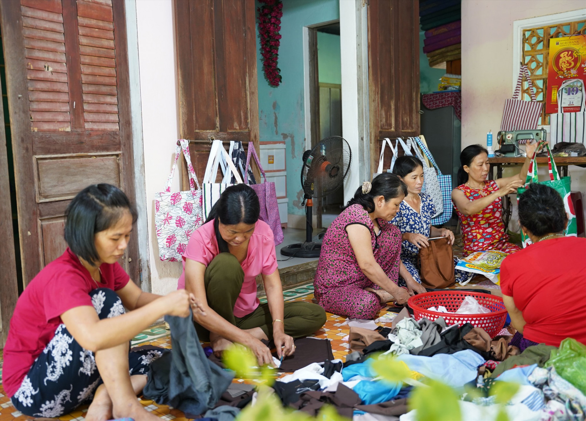 “Ngôi nhà hạnh phúc” - nơi các thành viên CLB Phụ nữ khuyết tật phường Cẩm Nam tham gia tái chế rác. Ảnh: Phan Sơn