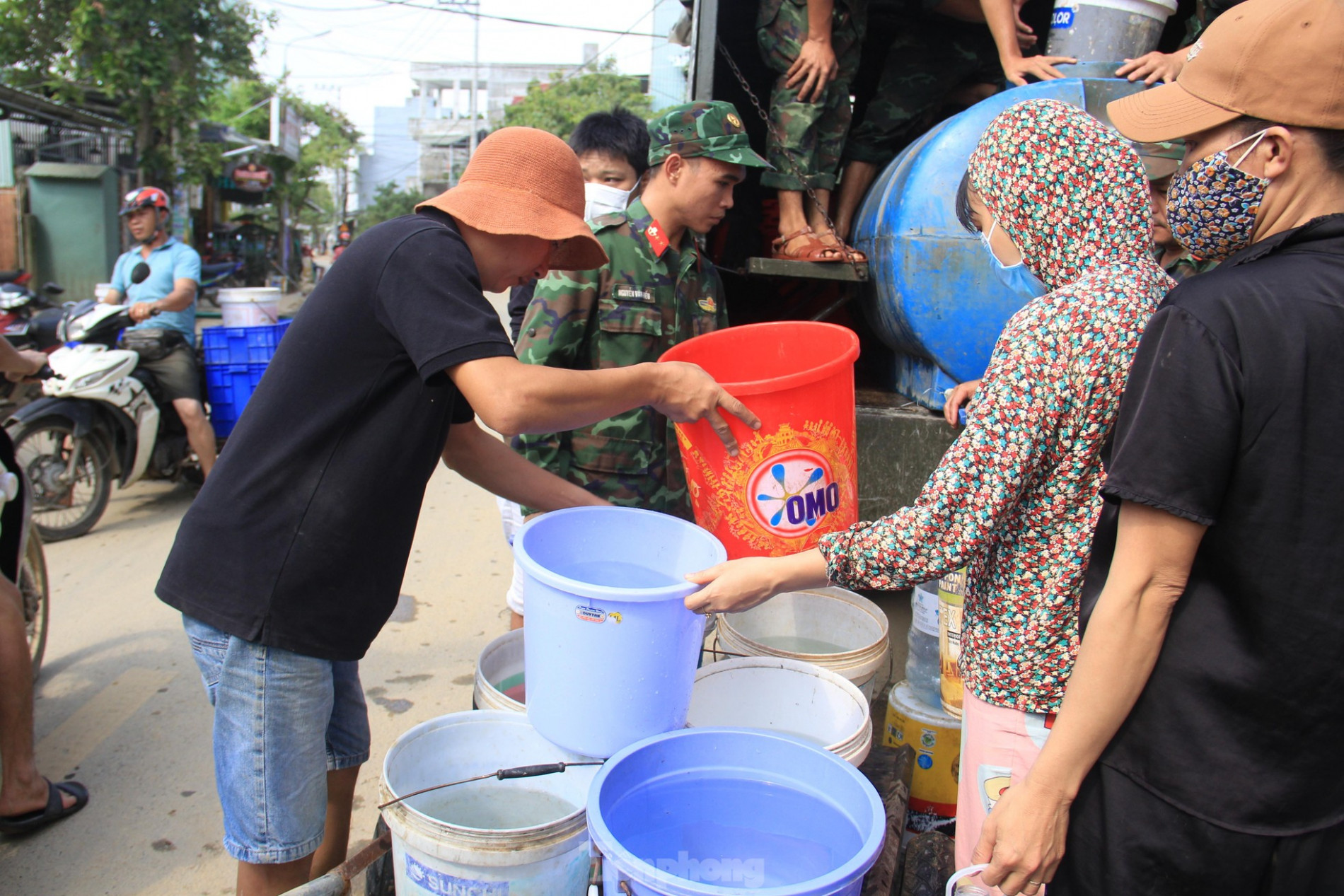Bộ đội cõng nước sạch cho dân vùng ngập sau nhiều ngày khát khô ảnh 3
