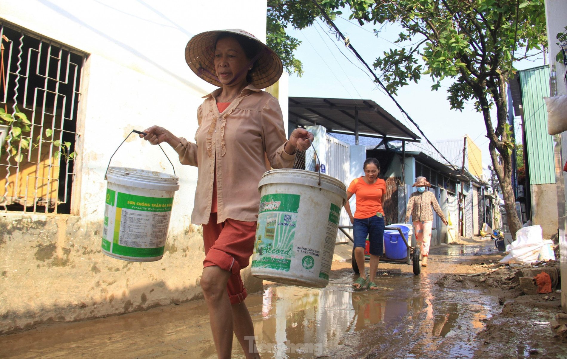Bộ đội cõng nước sạch cho dân vùng ngập sau nhiều ngày khát khô ảnh 6