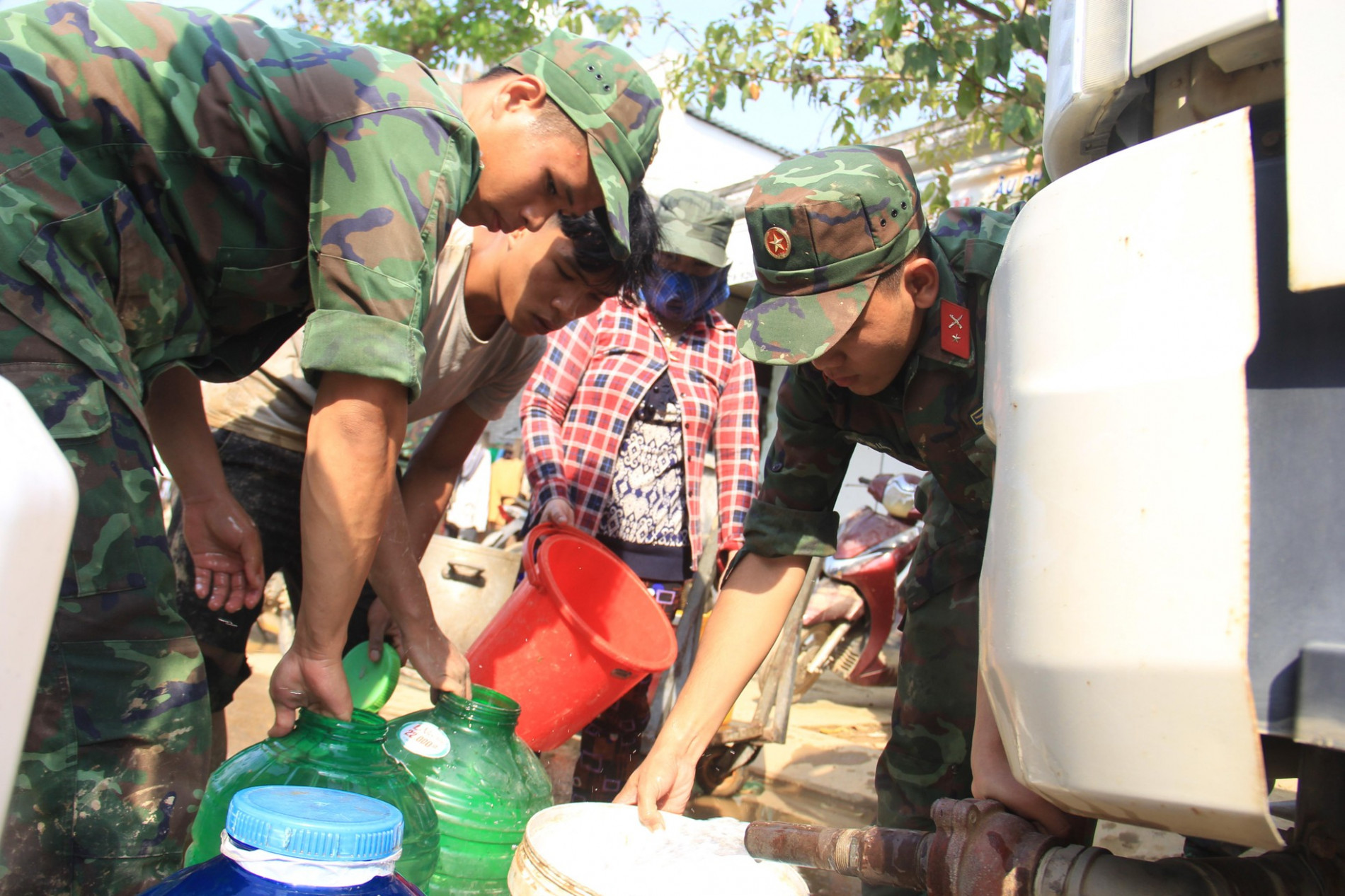 Bộ đội cõng nước sạch cho dân vùng ngập sau nhiều ngày khát khô ảnh 7